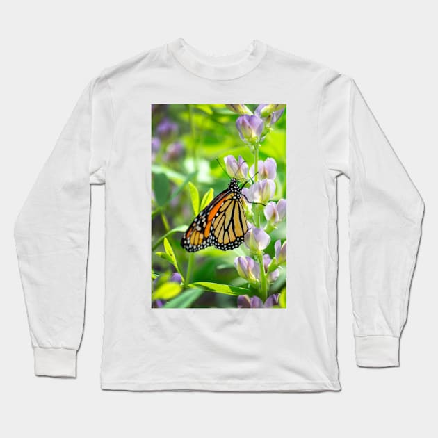 Monarch butterfly enjoys a sip from a flower Long Sleeve T-Shirt by iyd39